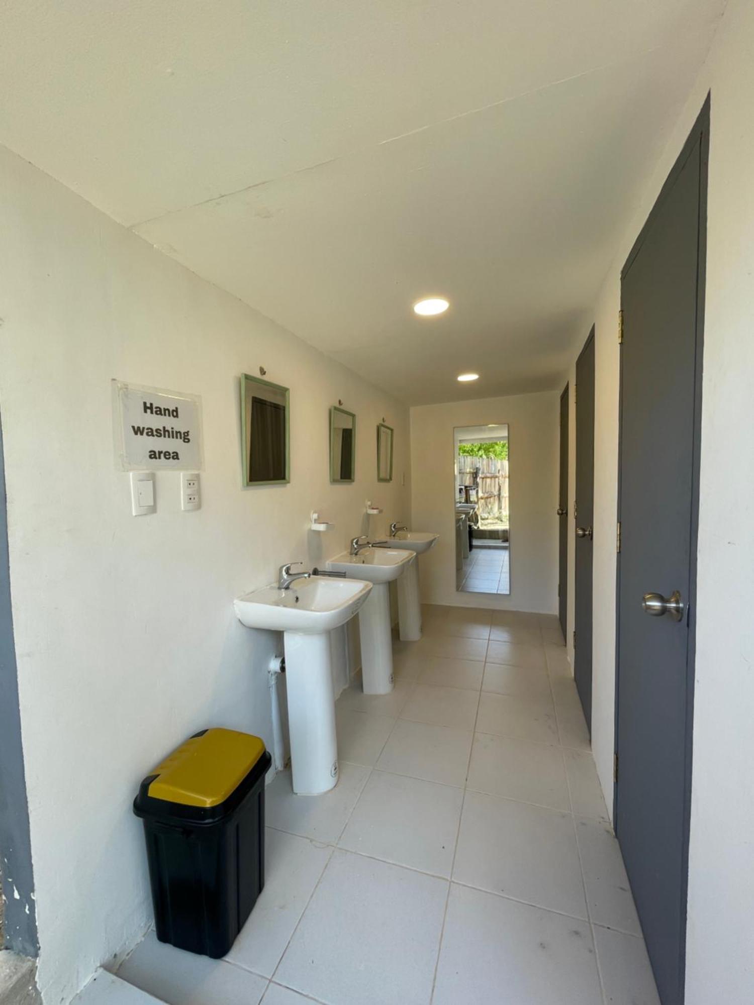 Moon Bar Hostel Barton ภายนอก รูปภาพ